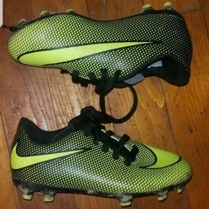 Nike soccer cleats boys size 10c green amd black